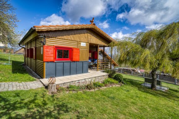 Ferienhaus Gustl mit Terrasse, gepflegtem Garten und Blick auf die Natur im Bayerischen Wald