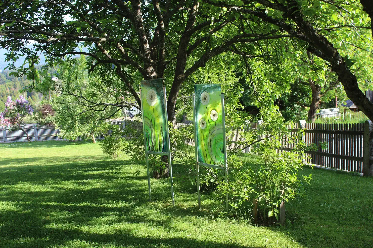 Zwei Glasbilder mit Pusteblumen im Garten von Ferienaus Gustl
