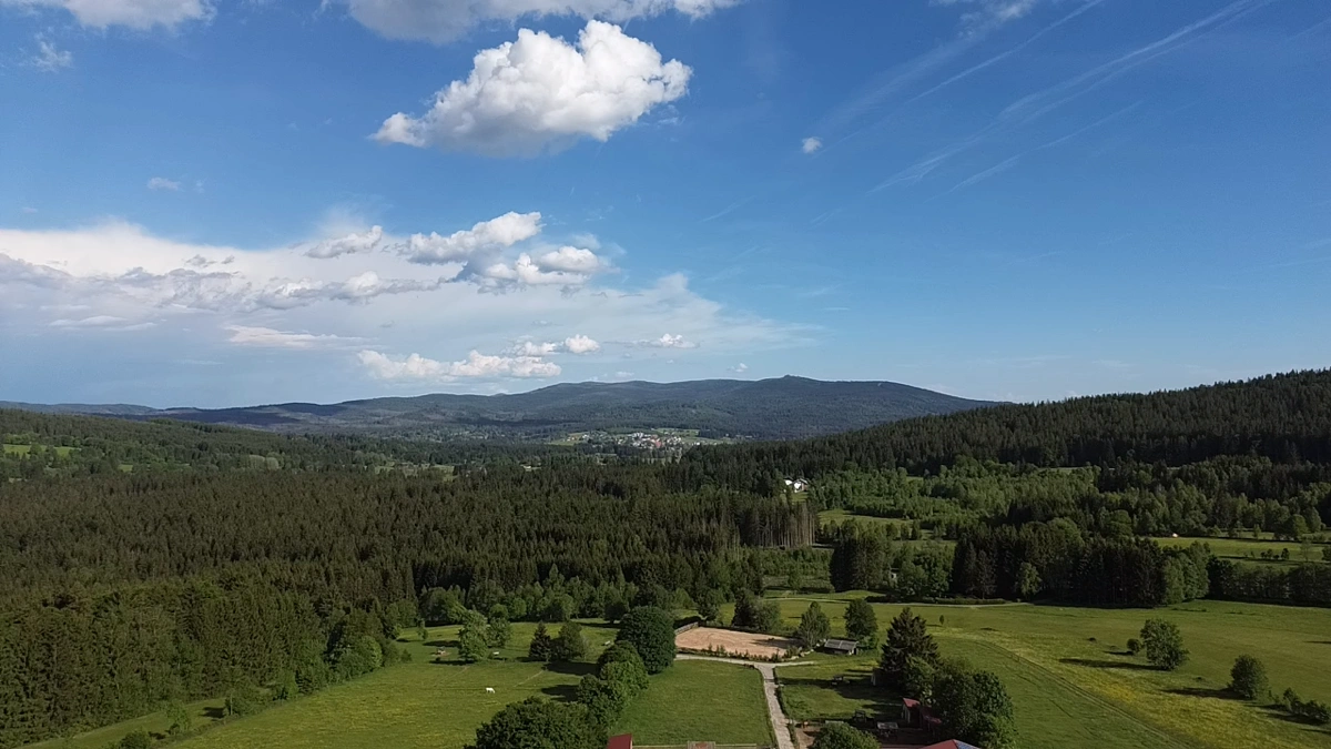 Blick vom Ferienhaus Gustl über Haidmühle auf den markanten Dreisesselberg im Bayerischen Wald